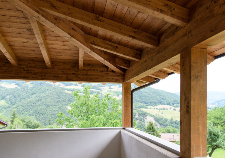 Veranda con capriata in lamellare di Abete