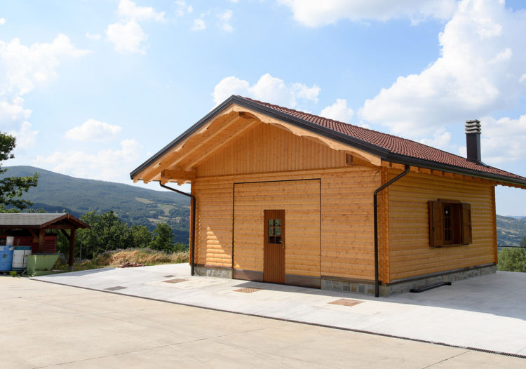 Esterno garage in abete