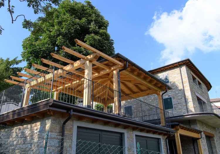 Gazebo più pergola in lamellare noce chiaro